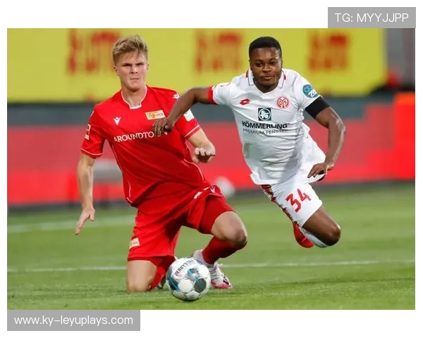 德甲莱比锡边路配合见效，客队防线崩解